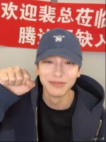 彭昱畅卖萌给自己卖红温了 看他一脸认真地做可爱表情，结果自己先不好意思起来。耳朵