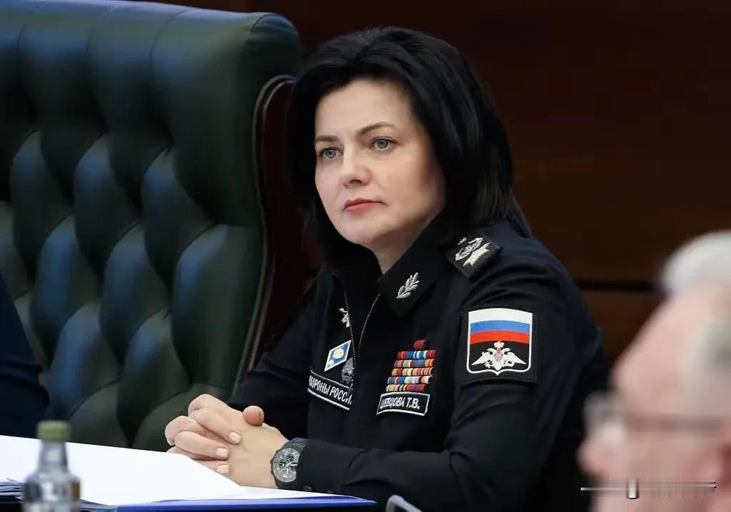 她现身亲口破除谣言！
近日，被传已叛逃至西方的俄前副防长舍夫佐娃，日前现身克里姆