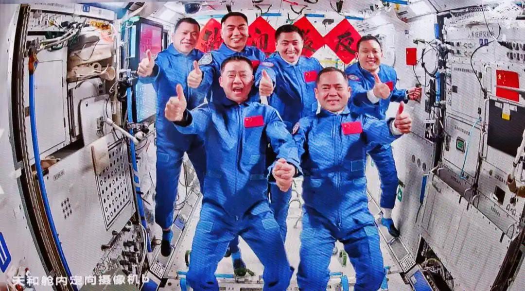 定了，神舟二十号乘组，乘神舟二十一号飞船返回。
在神舟二十号受到宇宙碎片撞击，延