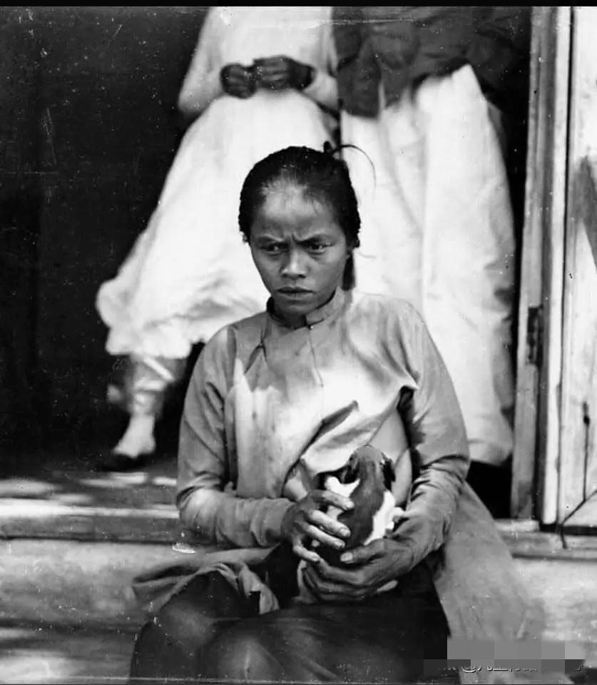 有越南人把这张照片发给越南宣传部

可惜没有得到任何回应。

这图片是法国殖民越