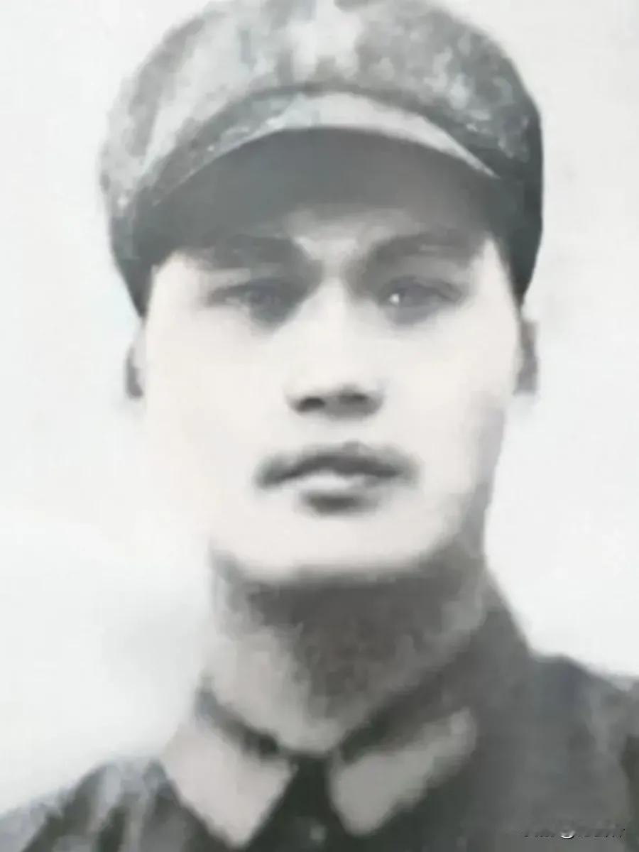 1979年，为了掩护战友突围，郑宏余和两名机枪手留下来阻击越军。激战中，两名战友