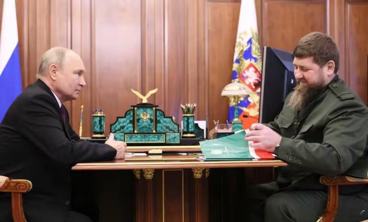 俄罗斯车臣首府遭无人机袭击12月5日，卡德罗夫表示，当天乌克兰方面的一架无人机突