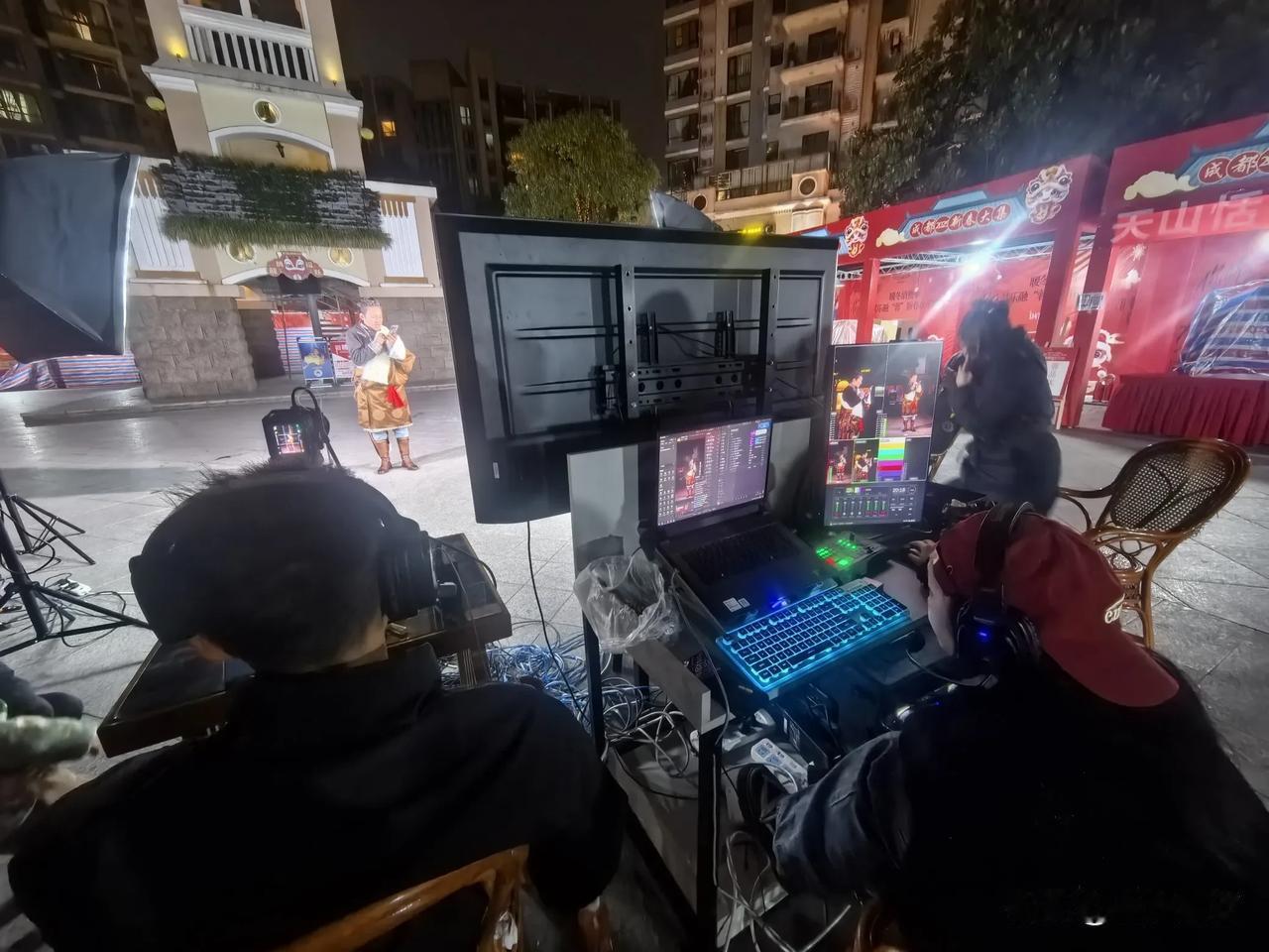 2025武侯区“团圆餐 幸福年”暖冬消费季在鹭岛国际社区正在进行中。在新春大集上