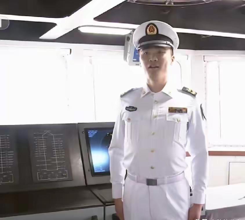 28岁掌舵中国最强航母'眼睛'的小伙，两次检阅时都发生过同一件怪事...
 
不