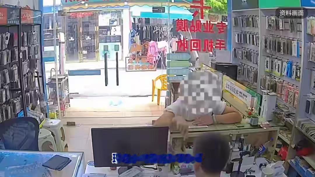 广西南宁 ，一对男女装作甜蜜小情侣进店挑选手机，配合着演足全套戏。女生不停询问机