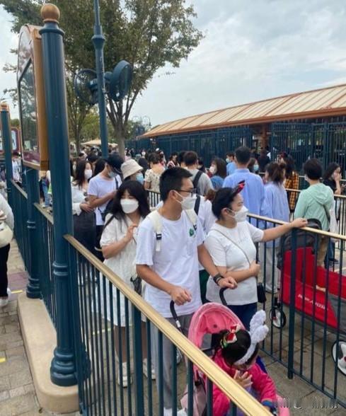 迪士尼优速通问题的根源是公平问题。说到底是富人是否应该拥有更多资源的问题。是否可