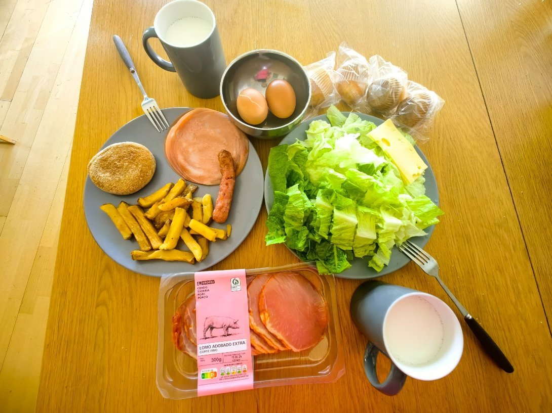 主食都是从法国打包带来的剩余货，肉夹馍是大前天马赛民宿早餐吃剩的，土豆条是前天在
