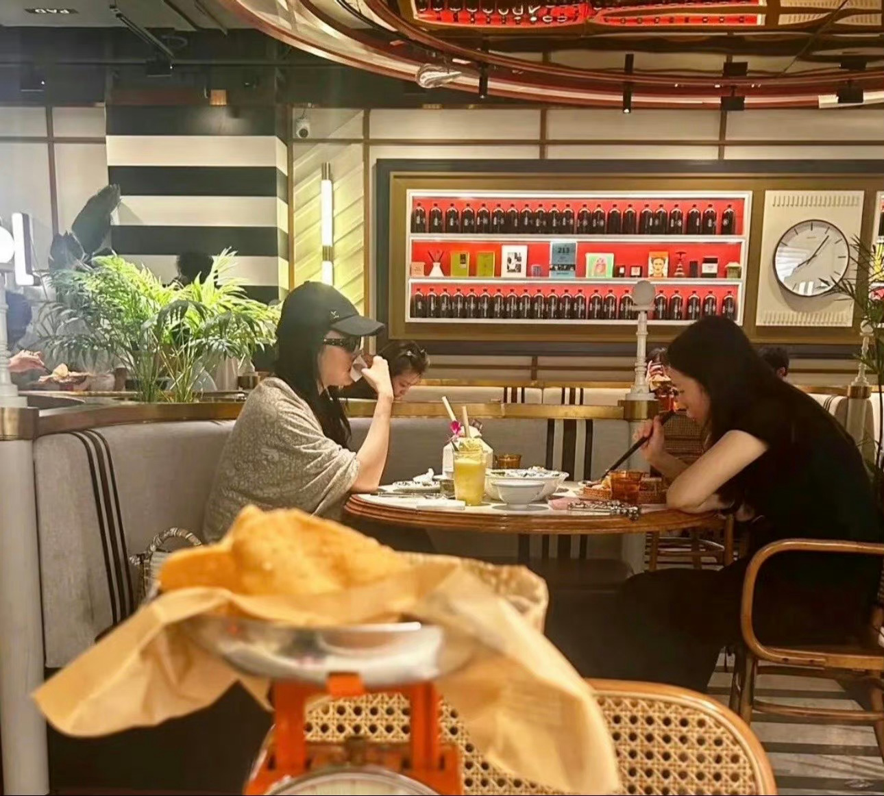 刘亦菲怎么吃饭全程都要戴墨镜呀，这也太夸张了 ​​​