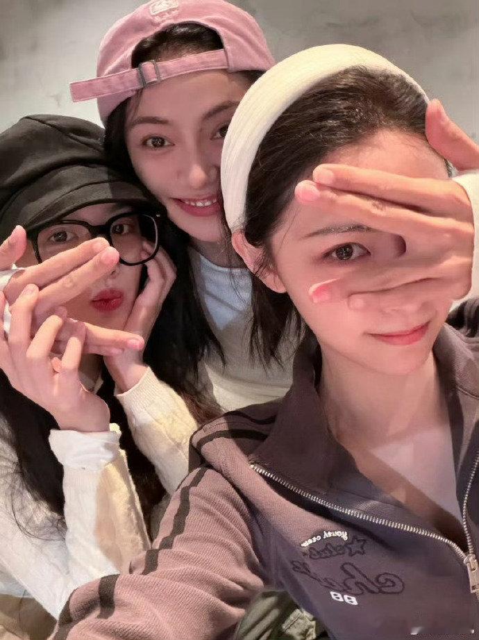 孔雪儿谢可寅许佳琪聚会合照 婧妹