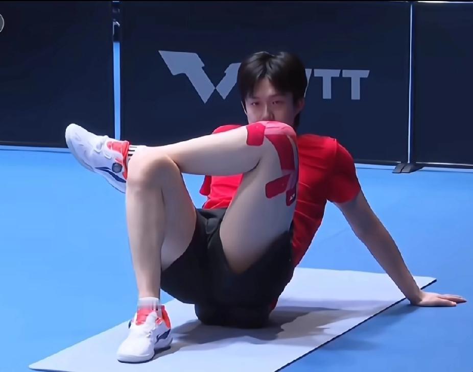 刷到大头伦敦世乒赛训练的视频，真的破防了😭
 
镜头里的他，腿上贴着大片肌贴，