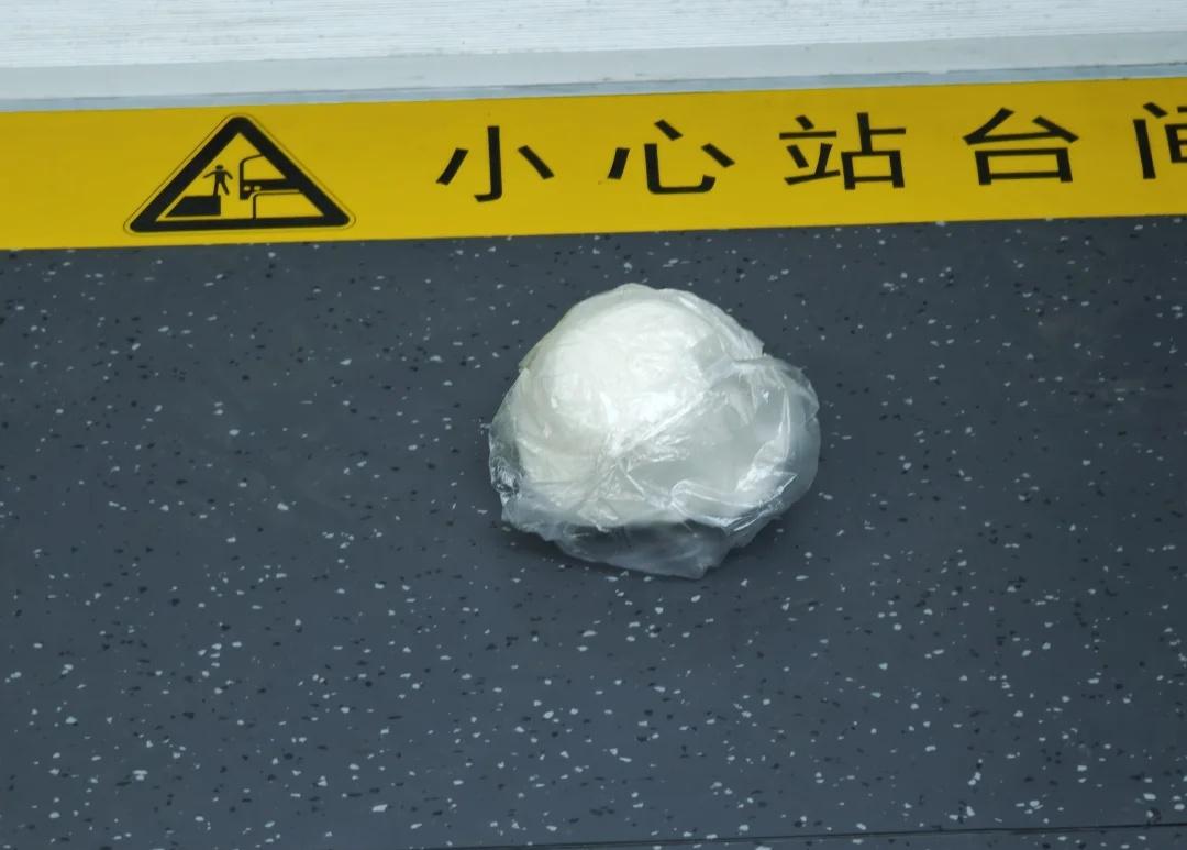 今天，福州滨海快线上多了一个伤心的人
谁的早饭给挤掉了[呃R][呃R][呃R]