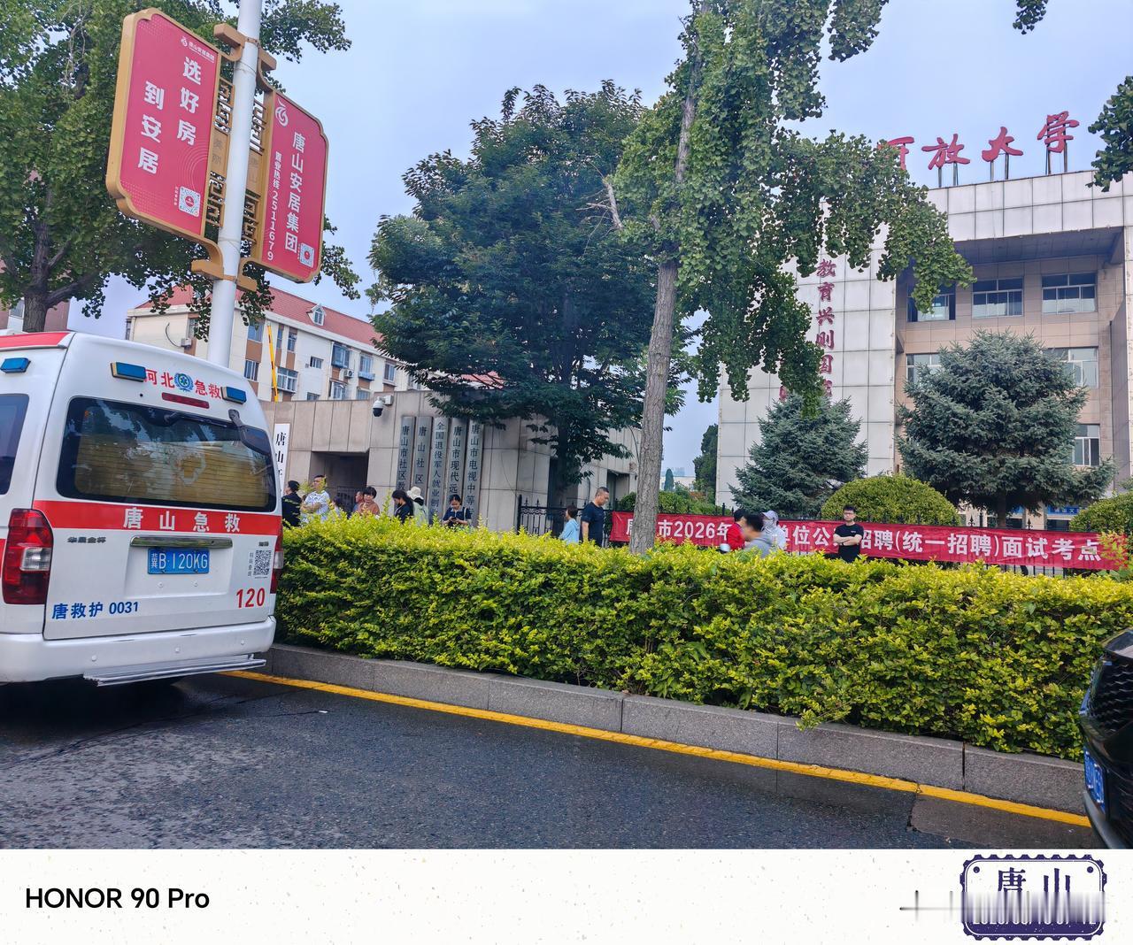 今早，闺女化了淡妆，扎起马尾辫，身着白短袖衬衣与灰色长裙，脚蹬一双5厘米高的黑色