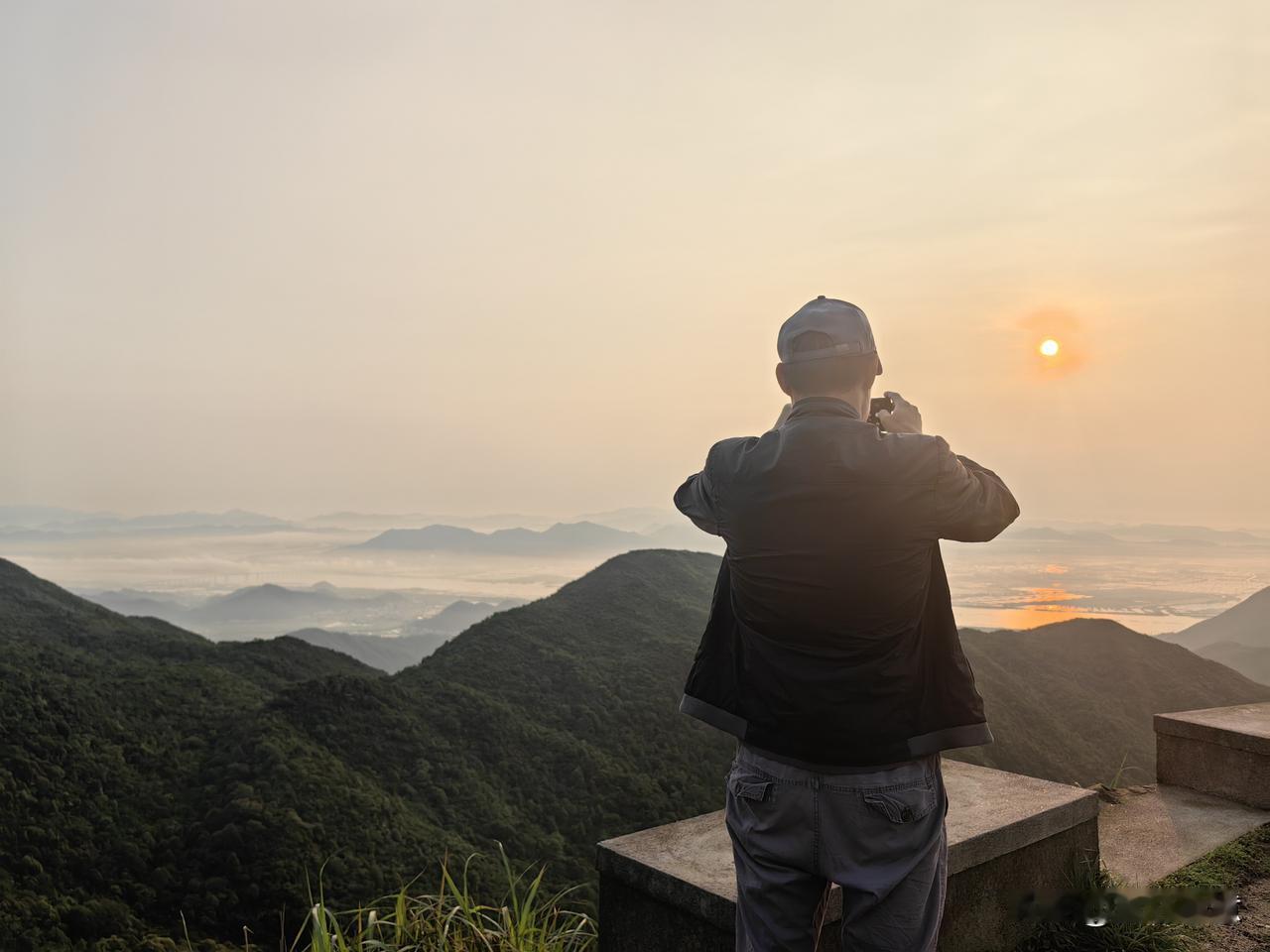 我认为适合一家人出游。五一小长假，学校放假，神兽回家。如果父母也放假的话，不妨带