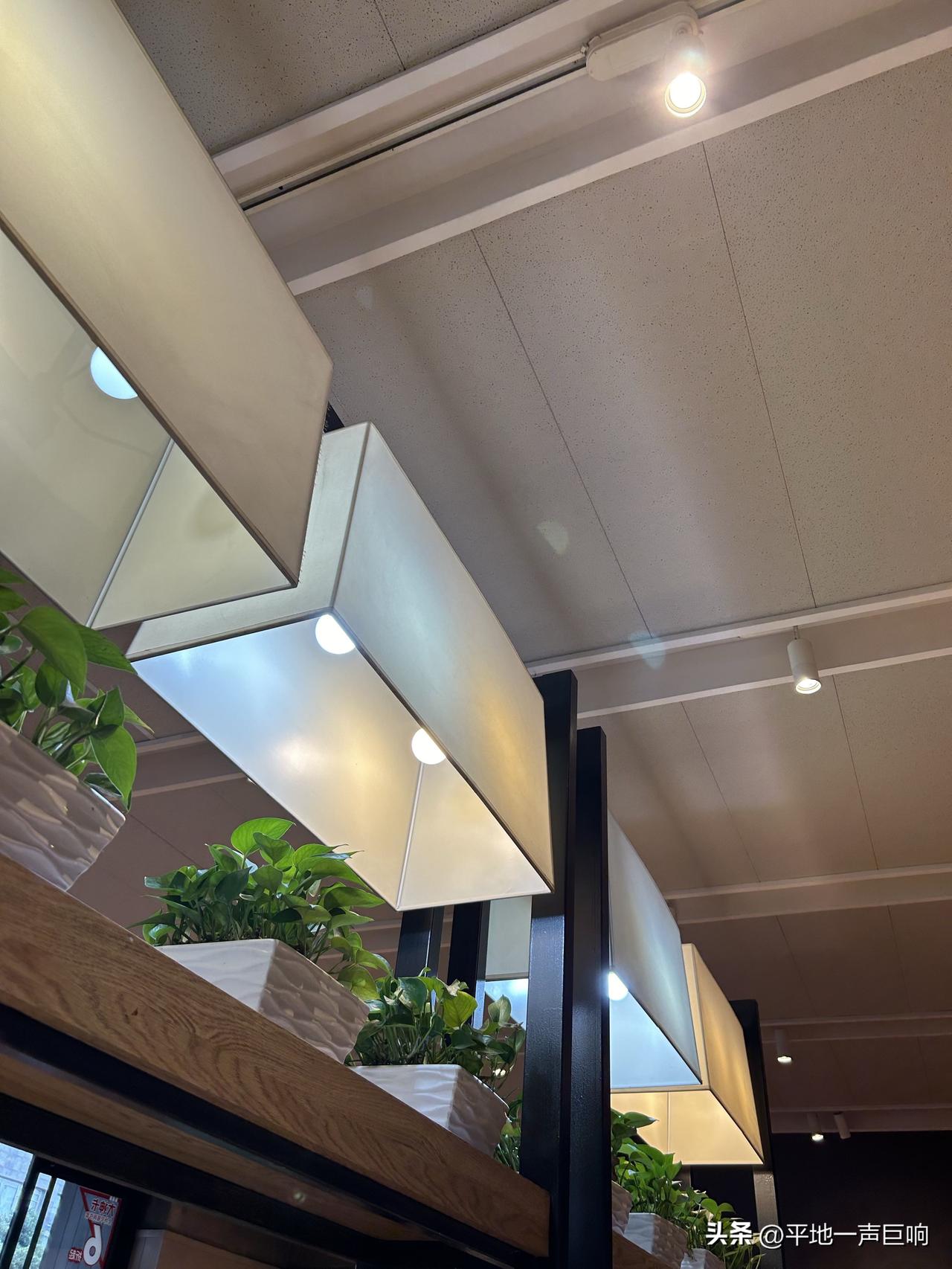 很多人都容易忽略的一个真相就是凡事都具有两面性。

就比如说你看到一对父母为自己