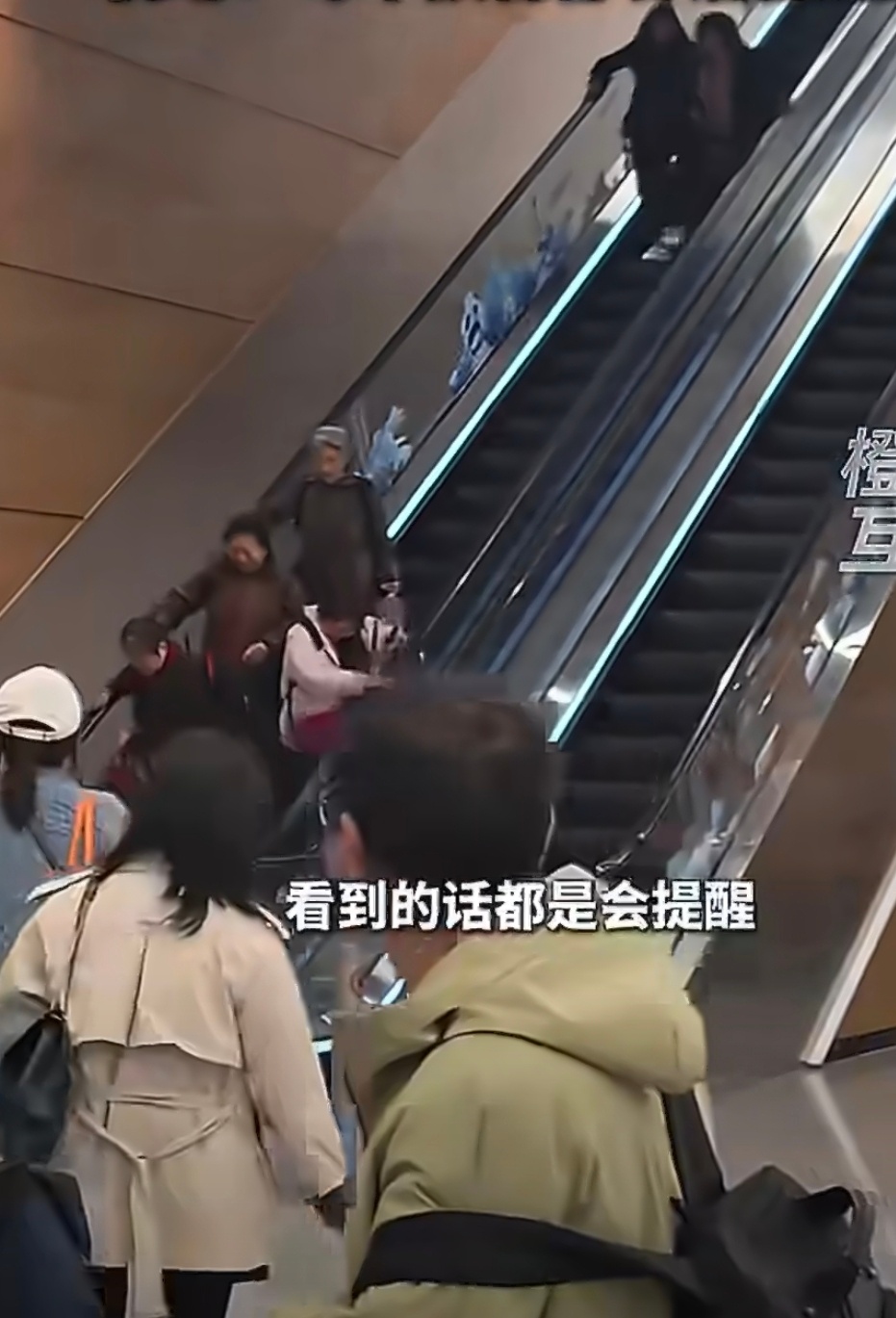 四川天府机场多名老人扶梯上逆行还好没出事，不然兜底的肯定是天府机场。另外大家有发