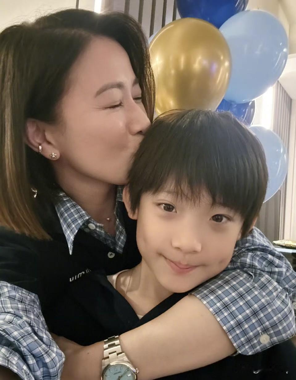 佘诗曼亲证洪天明的小孩更像爷爷洪金宝，反正俩孩子比爸爸爷爷长得都清秀，看着不像是
