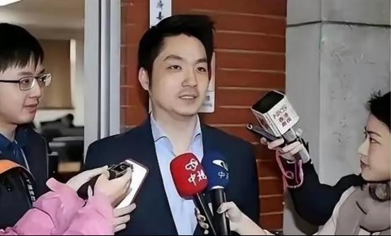 “你连中国人都不认，凭啥张罗把两蒋灵柩迁回大陆？” 记者一句话，蒋万安当场愣住。