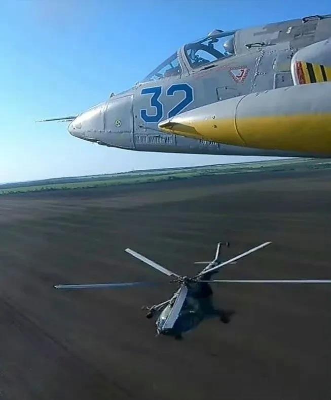 目前的乌军空中交通，
这张实时照片空管看了血压飙升，自由空战的安全间隔都比图里大
