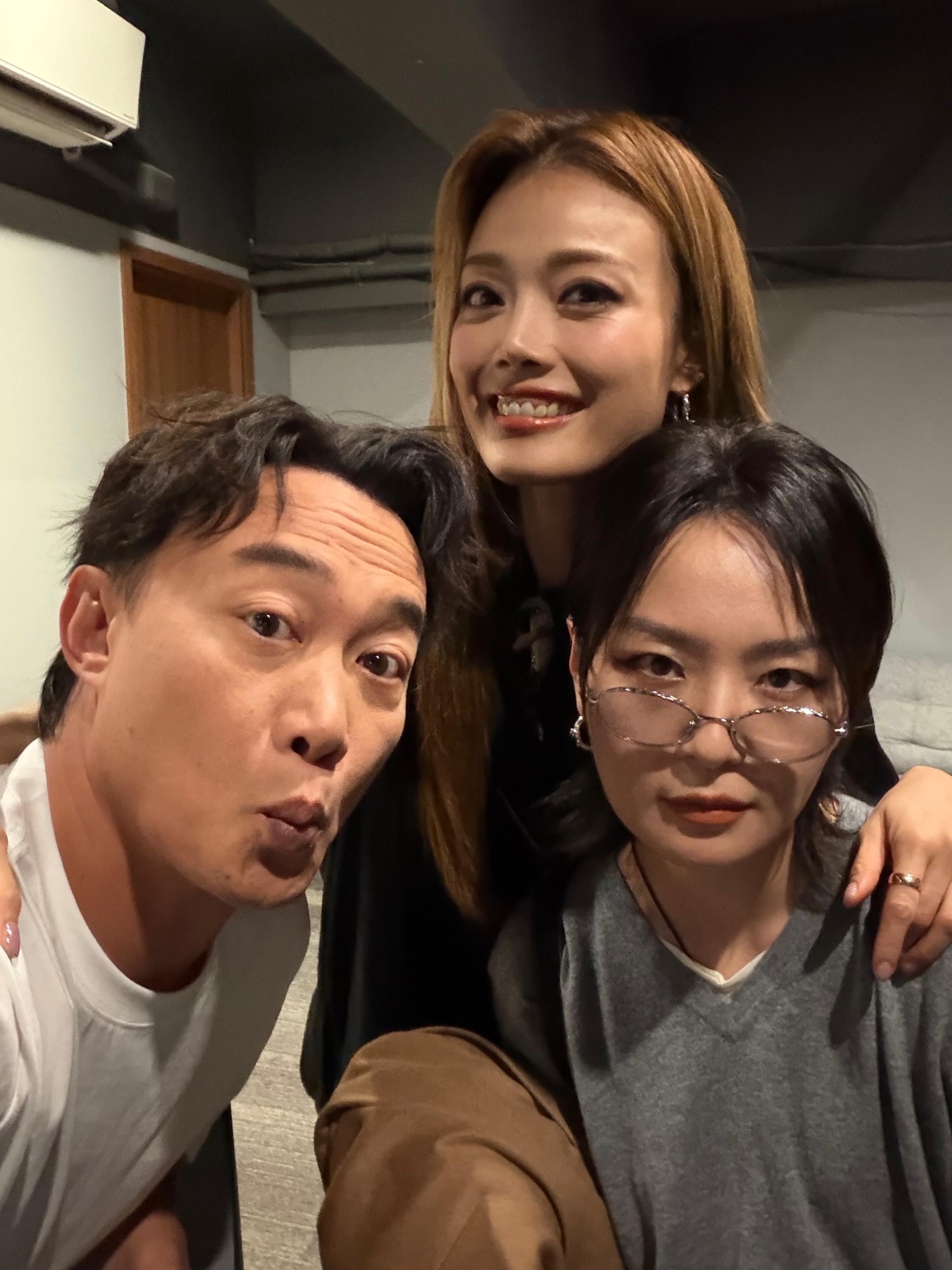 陈奕迅、容祖儿、周笔畅新合照一张🤳 