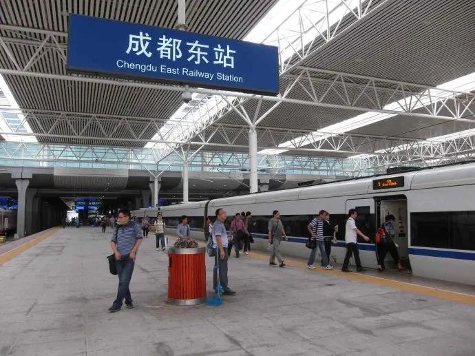 火车上遇到一位住在成都的东北老大爷，他说：“四川和东北最大的区别是人情味很浓，这