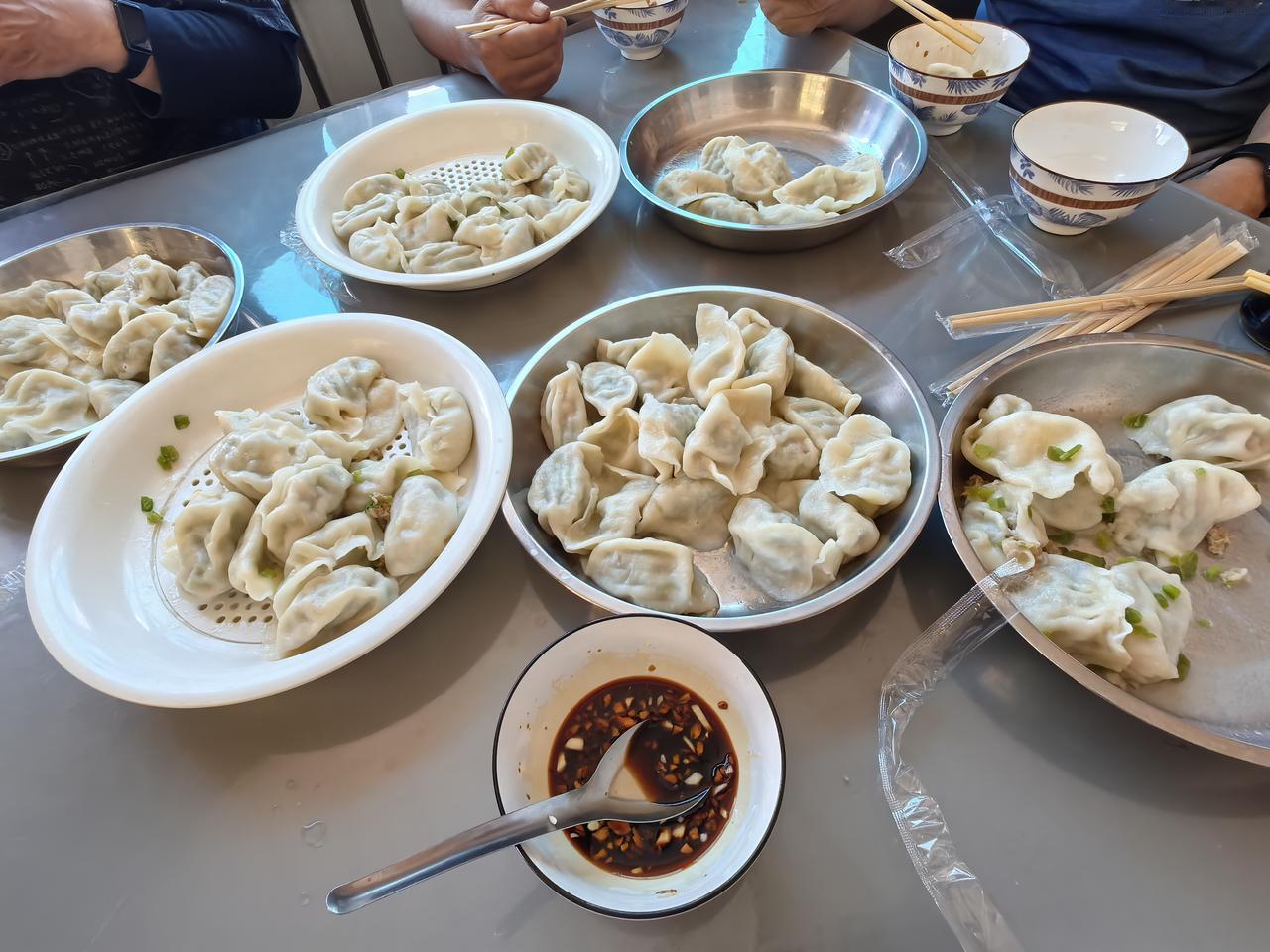 今天朋友们又聚了，但是没有大锅炖，而是包了饺子。两种馅，一种是芹菜馅，一种是青椒