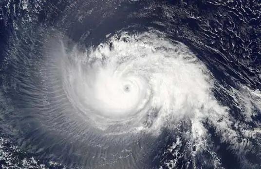 谁在给台风起名字？

我国东南沿海，每年夏秋都会受到台风骚扰。
台风名字五花八门