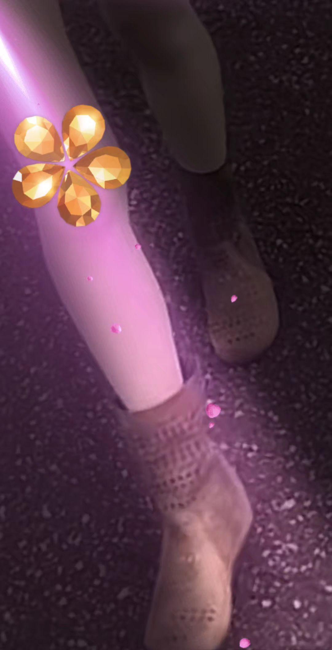 凑巧遇见而已，你却当成命中注定。单方面的付出，感动了自己，也作贱了自己…