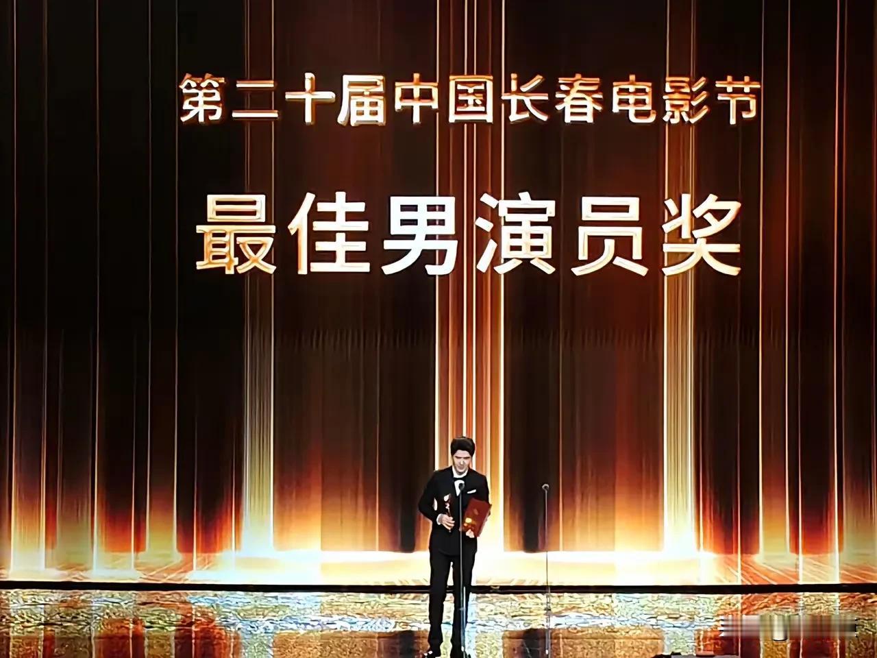 恭喜演员​刘昊然凭《解密》荣获长春电影节金鹿奖影帝！刘昊然 长春 解密