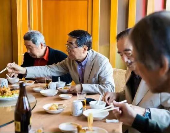 太气人了！5名退休老教授去美国旅游，晚上在一家高档餐厅吃饭，点了仰望星空,蓝纹奶