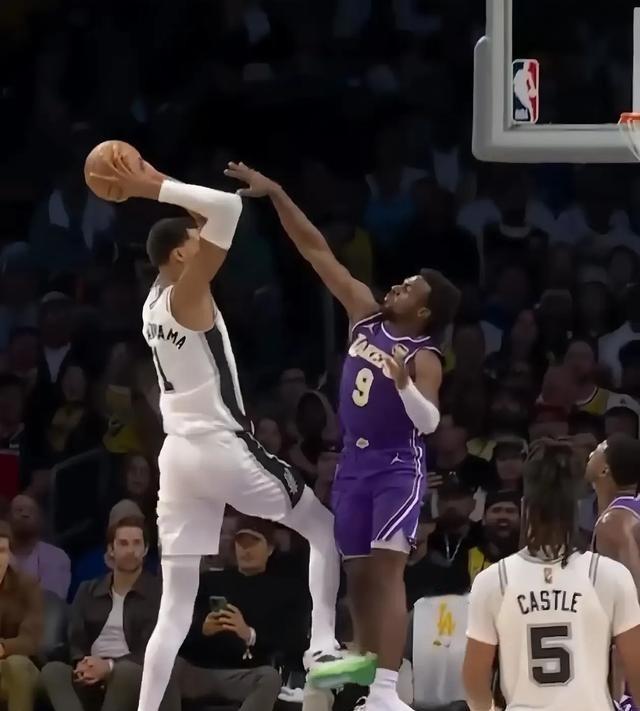 文班亚马那家伙身高2米26，臂展2米50，站在篮下就跟座信号塔似的。
布朗尼这小