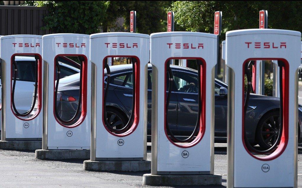 据官方公告及开源追踪数据显示，自2026年3月18日当地时间午夜起，特斯拉已在其