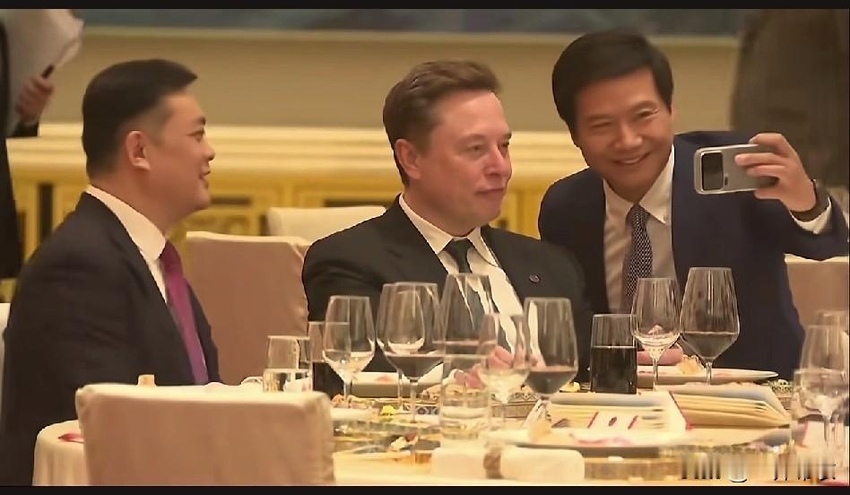 一个岿然不动，一个卑躬屈膝。
雷总，你这样拍照，
考虑过小米的股价吗？