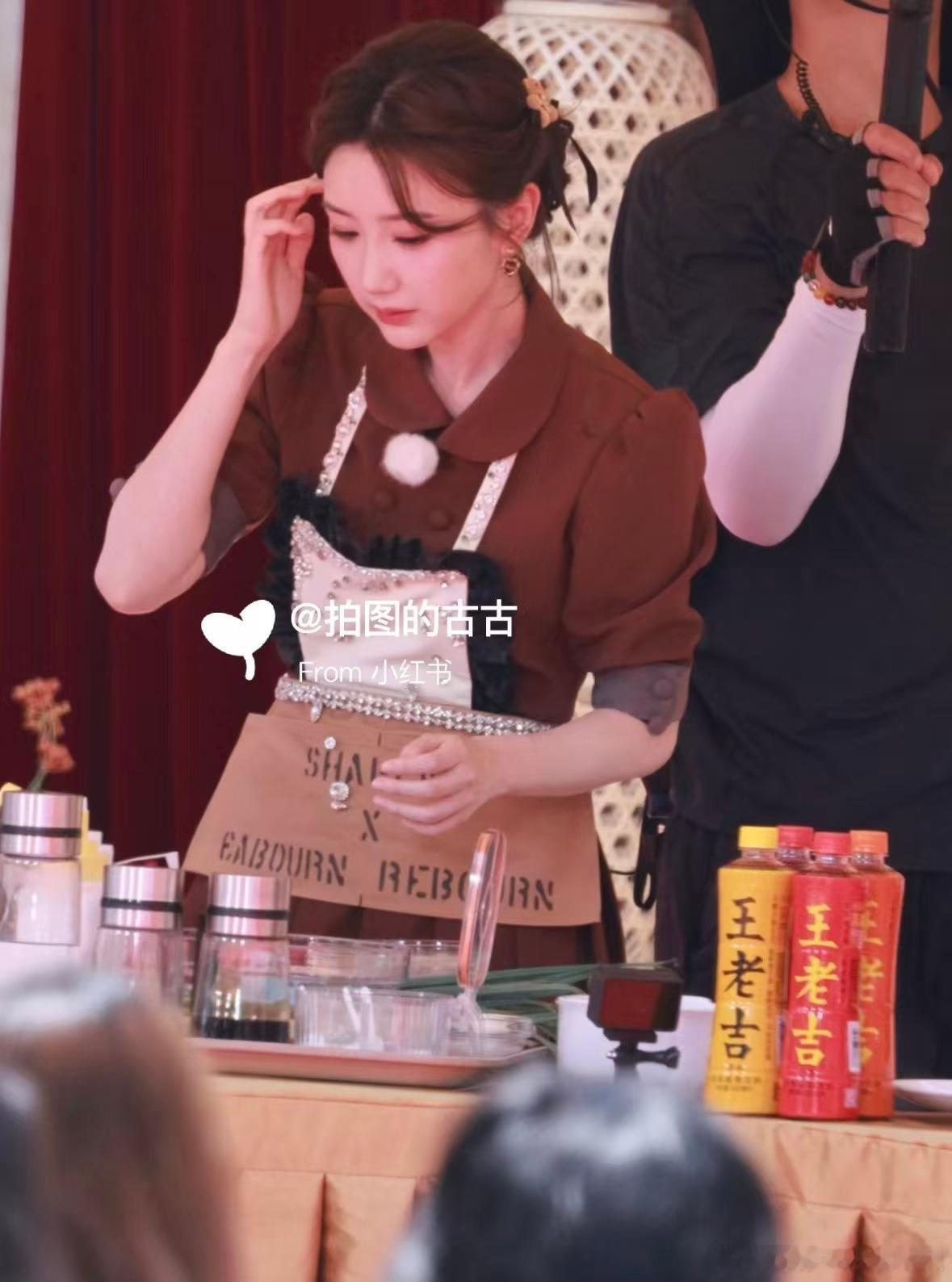 毛晓彤医美风波后现身跑男奔跑吧 医美风波后，毛晓彤现身泉州录制跑男，小厨娘造型清