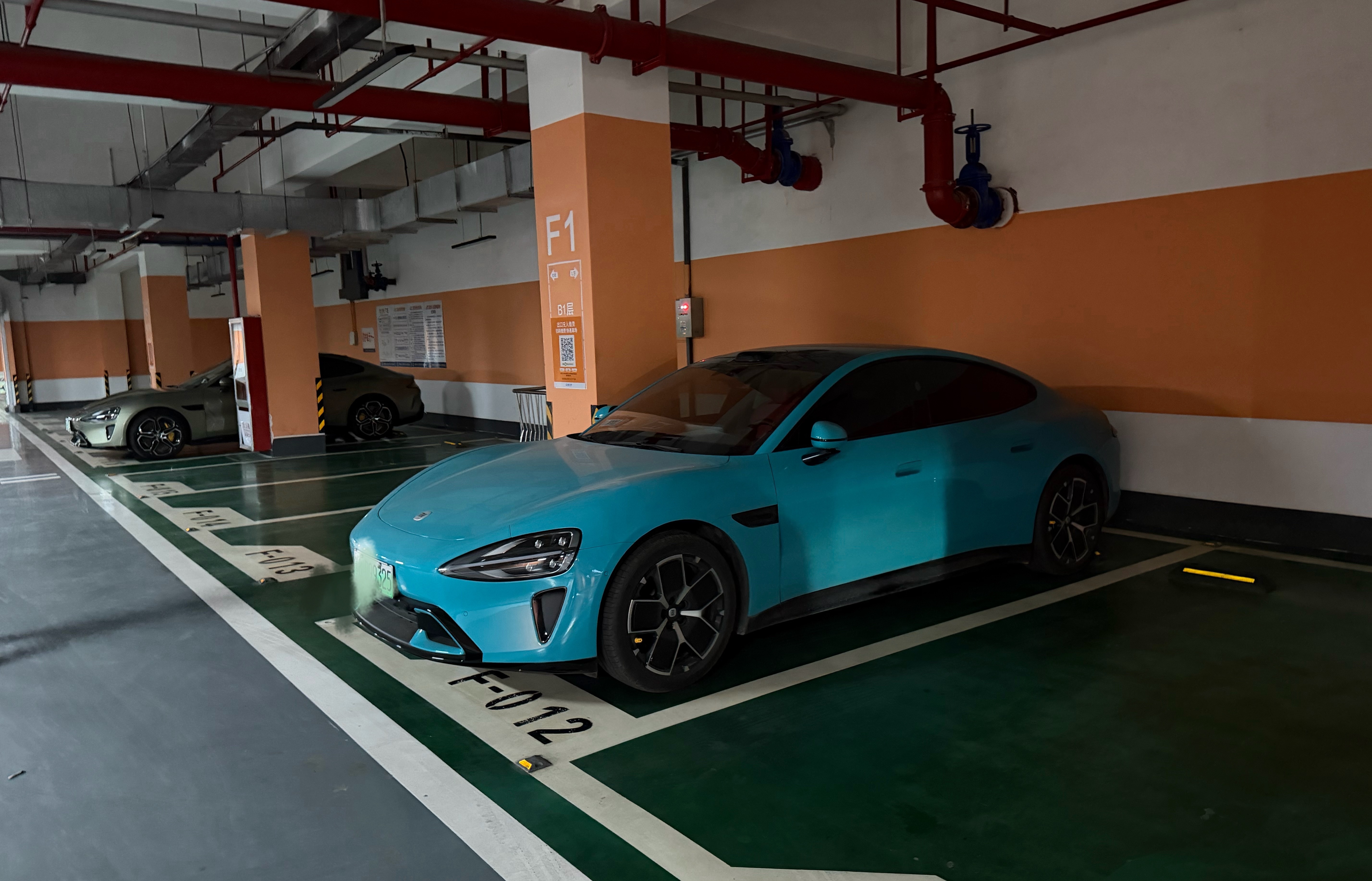 偶遇海洋蓝小米SU7，我发现很多小米车主都喜欢停在小米汽车旁边，之前就看到过好几