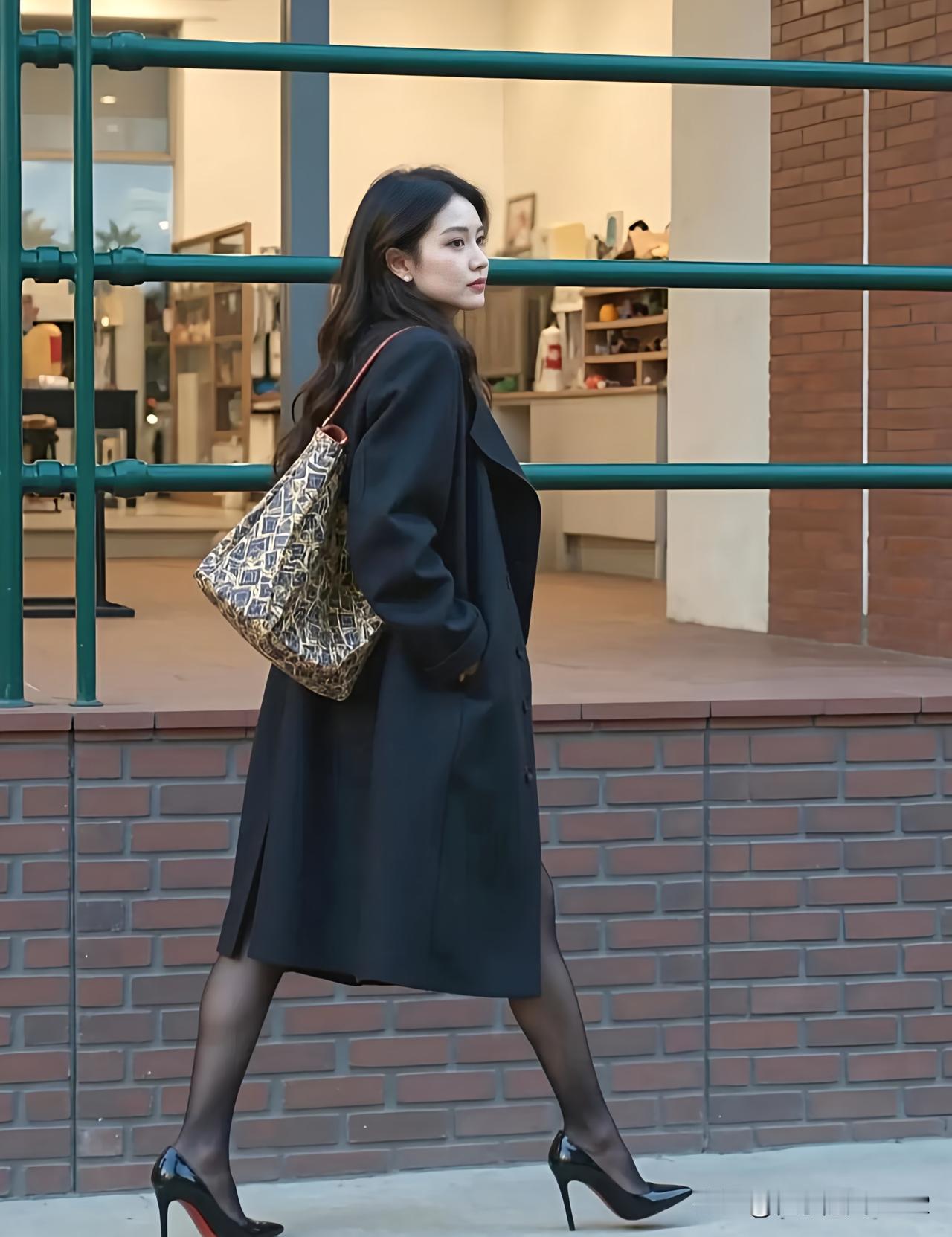 优雅漫步在都市街头，黑色大衣与高跟鞋的完美搭配，尽显时尚魅力