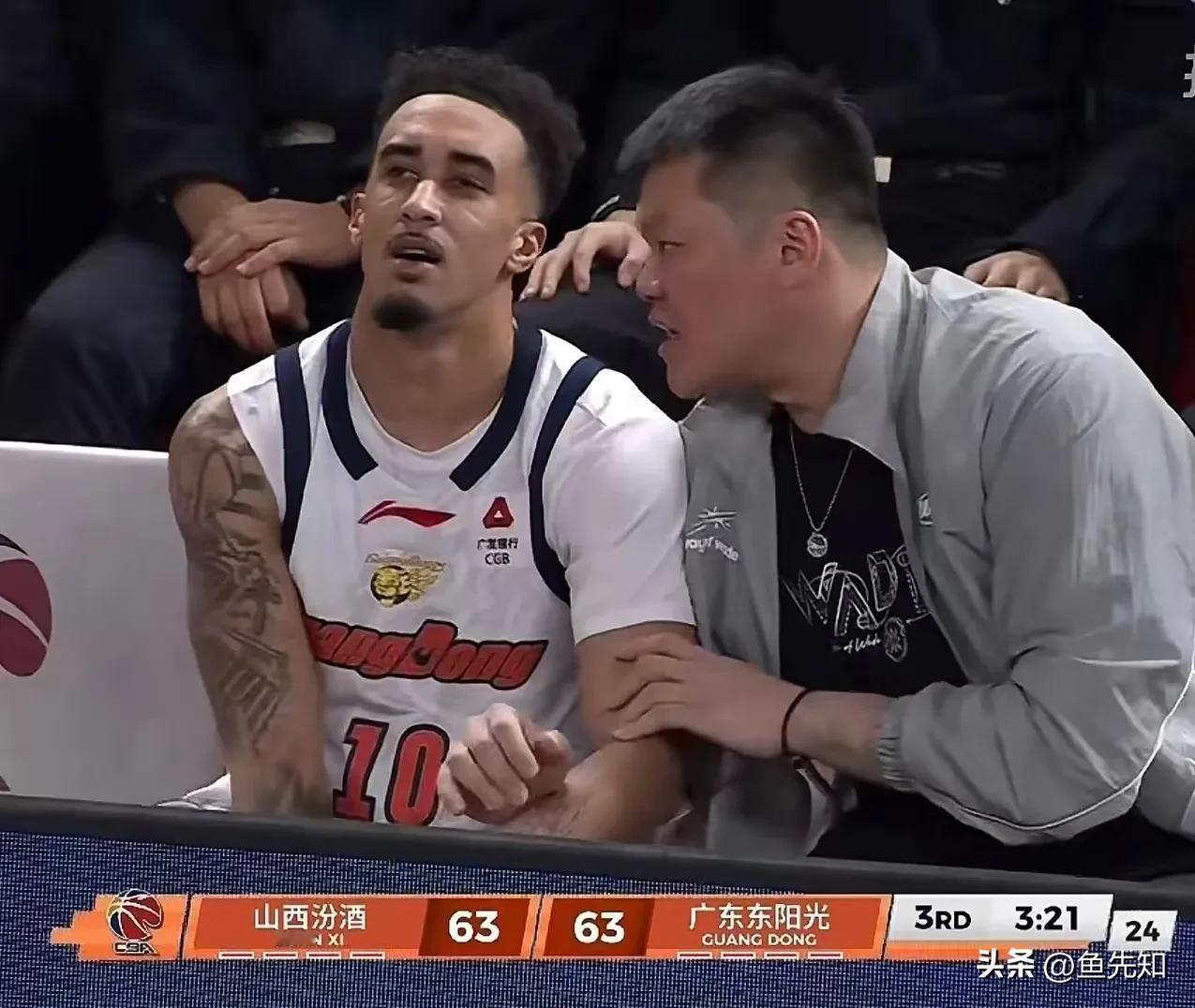 比赛第三节，奎因被换下场的时候，朱芳雨一把拉住他，不知道跟他说了些什么。现在广东