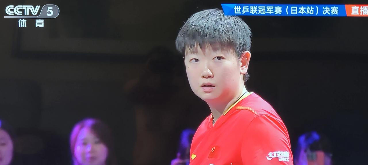 横滨女单决赛，首局莎莎攻防兼备，拿下第一局。第二局同同发挥极佳，扳回一局，现在场