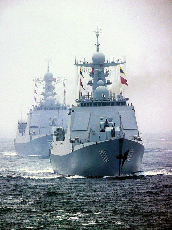 解放军驱逐舰在南海遭遇外舰挑衅，我军将士全程有效应对，将外舰和外机全部逼退！
