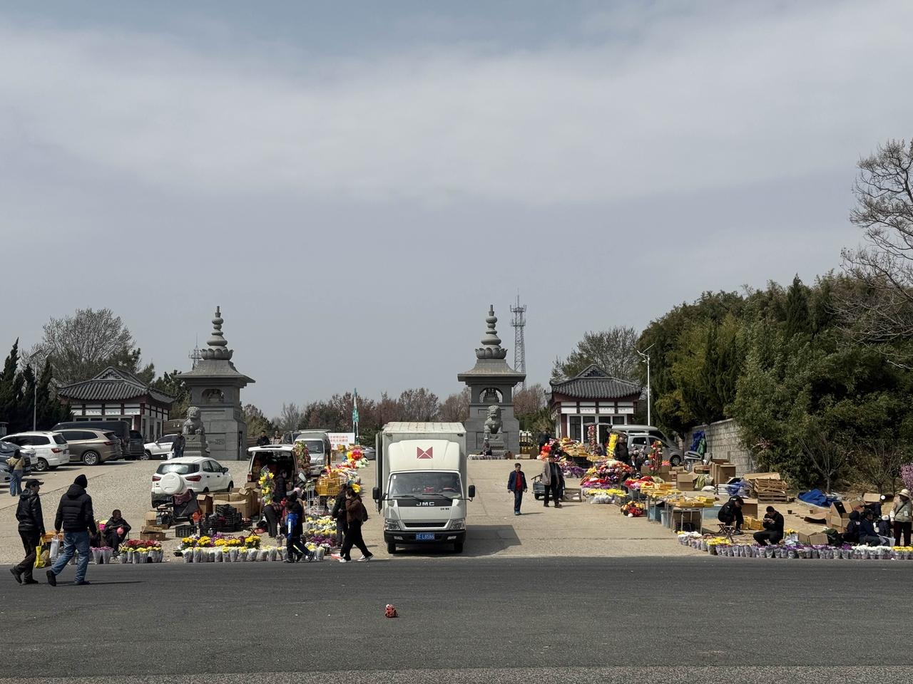 今天清明节，这是莱山一个墓园，来祭祀得人真的是不少，我在想我们烟台所有的的墓园是