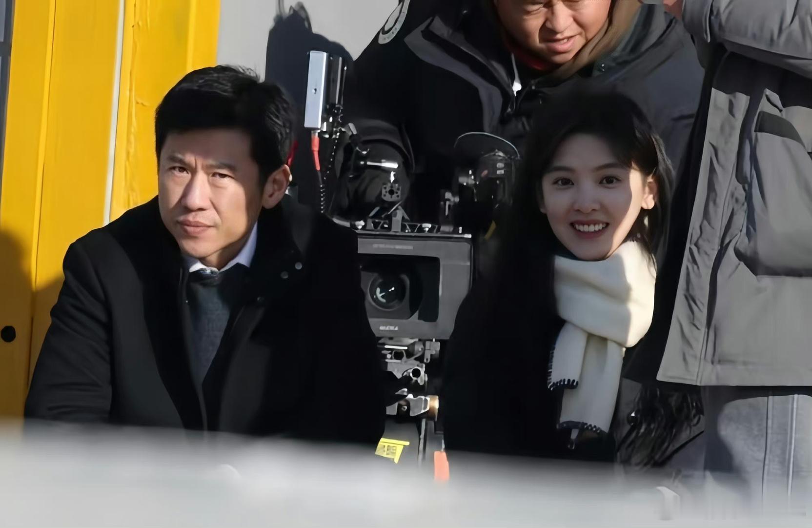 王骁章若楠同框好有喜感，画面越看越像古灵精怪的女鹅和她的老父亲[允悲] ​​​