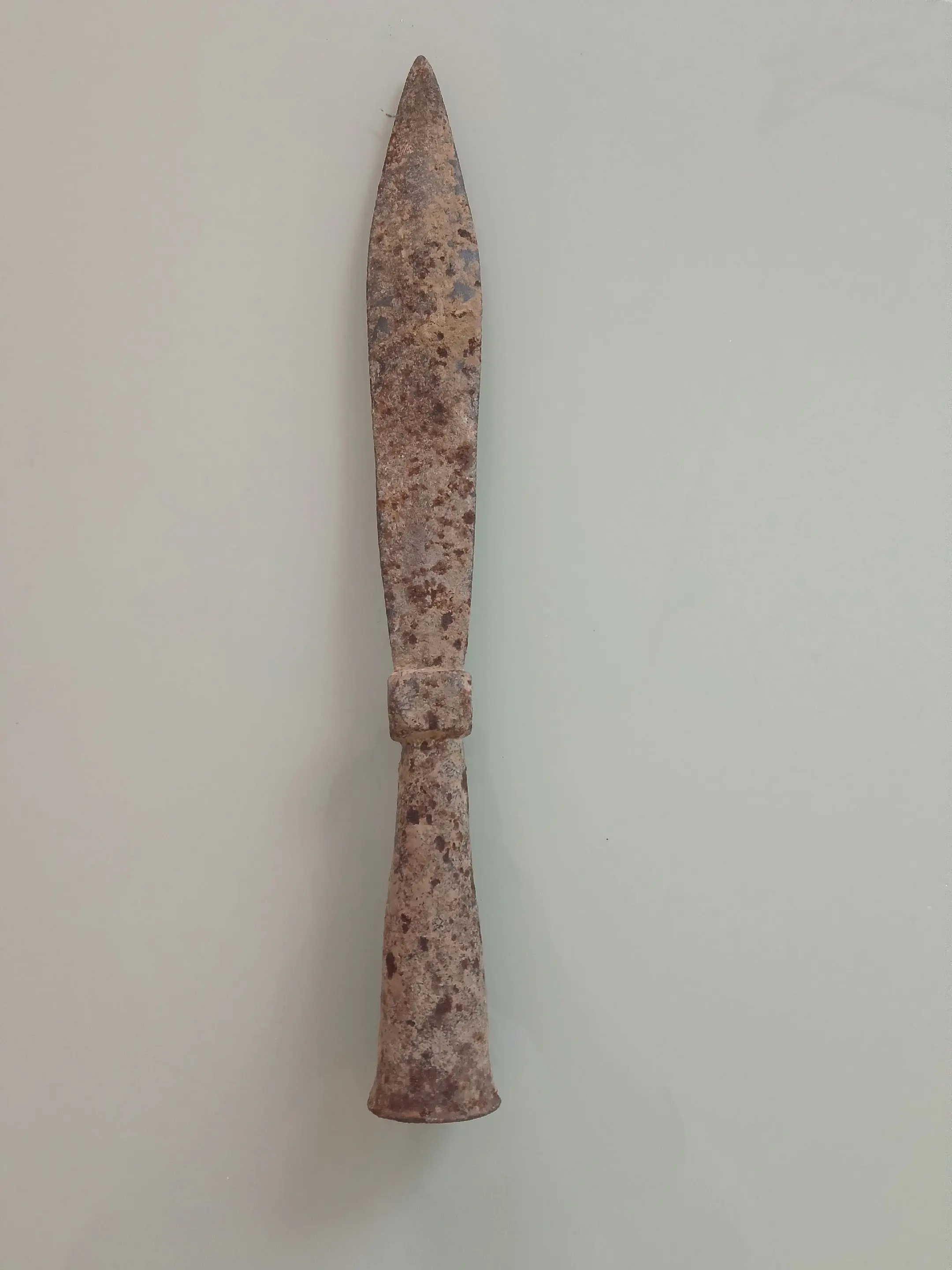 清末长矛真品。老长矛一个，单矛头，感觉是清末时期的、材质不清楚，整体保...