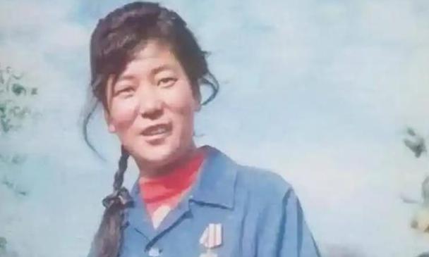 1982年，青海18岁女兵修水管时，挖出七万枚银元，没想到，竟然解开了一个埋藏3