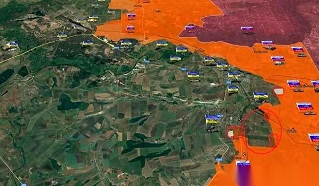 我的天，17万大军压上去，就把一个叫“红军城”的地方，三面都合围了。
只留一个3