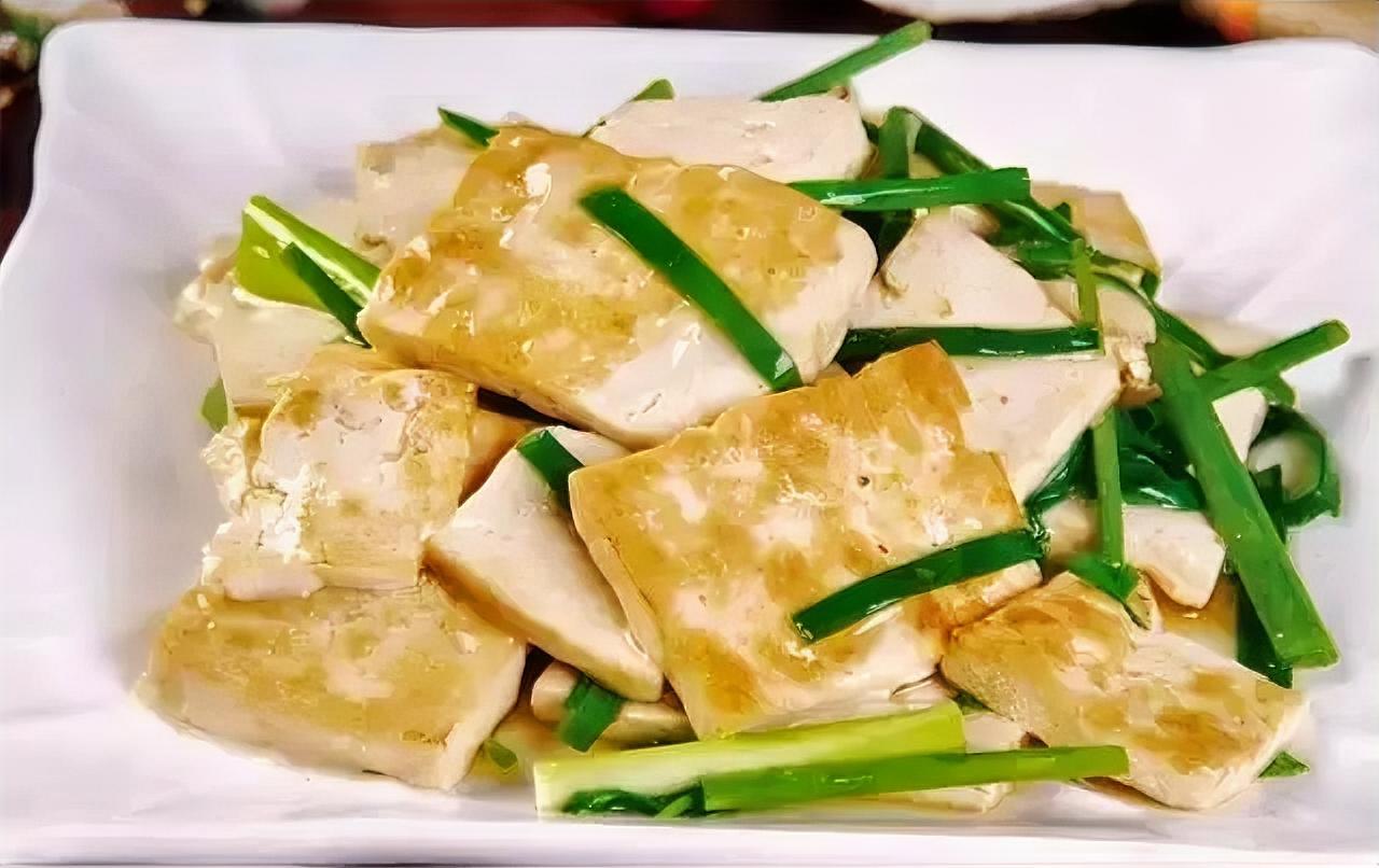 年轻时，我一直生活在农村。那些年对生活的要求不高，每日两餐能吃饱就行。至于一日两