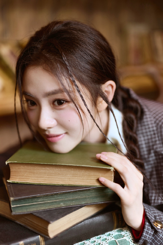 刘浩存大合照C位刘浩存站大合照C位也太亮眼了！天生的电影脸自带高级质感，小头小脸