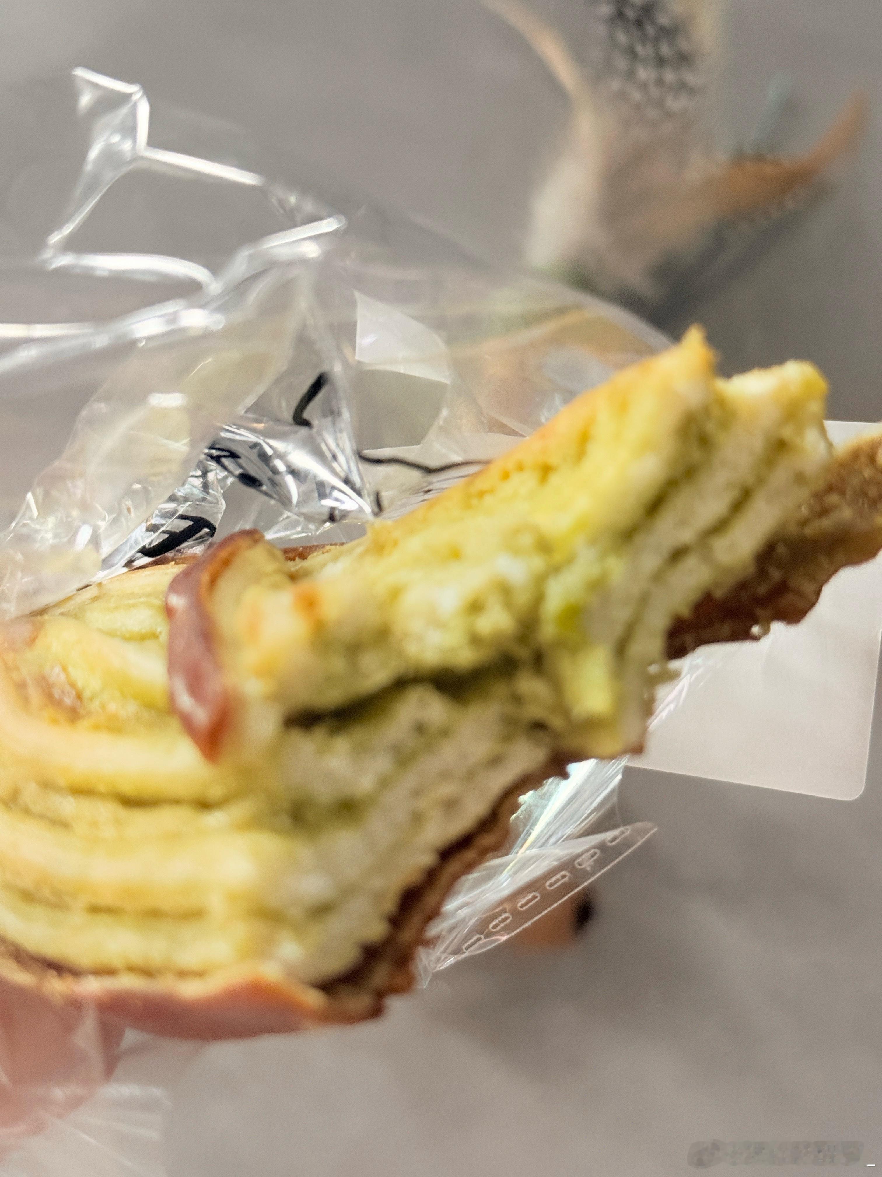 这个叫野猪什么的抹茶碱水我感觉还蛮合我口味……真的和碱水面包挂件吃着一个样子 ​
