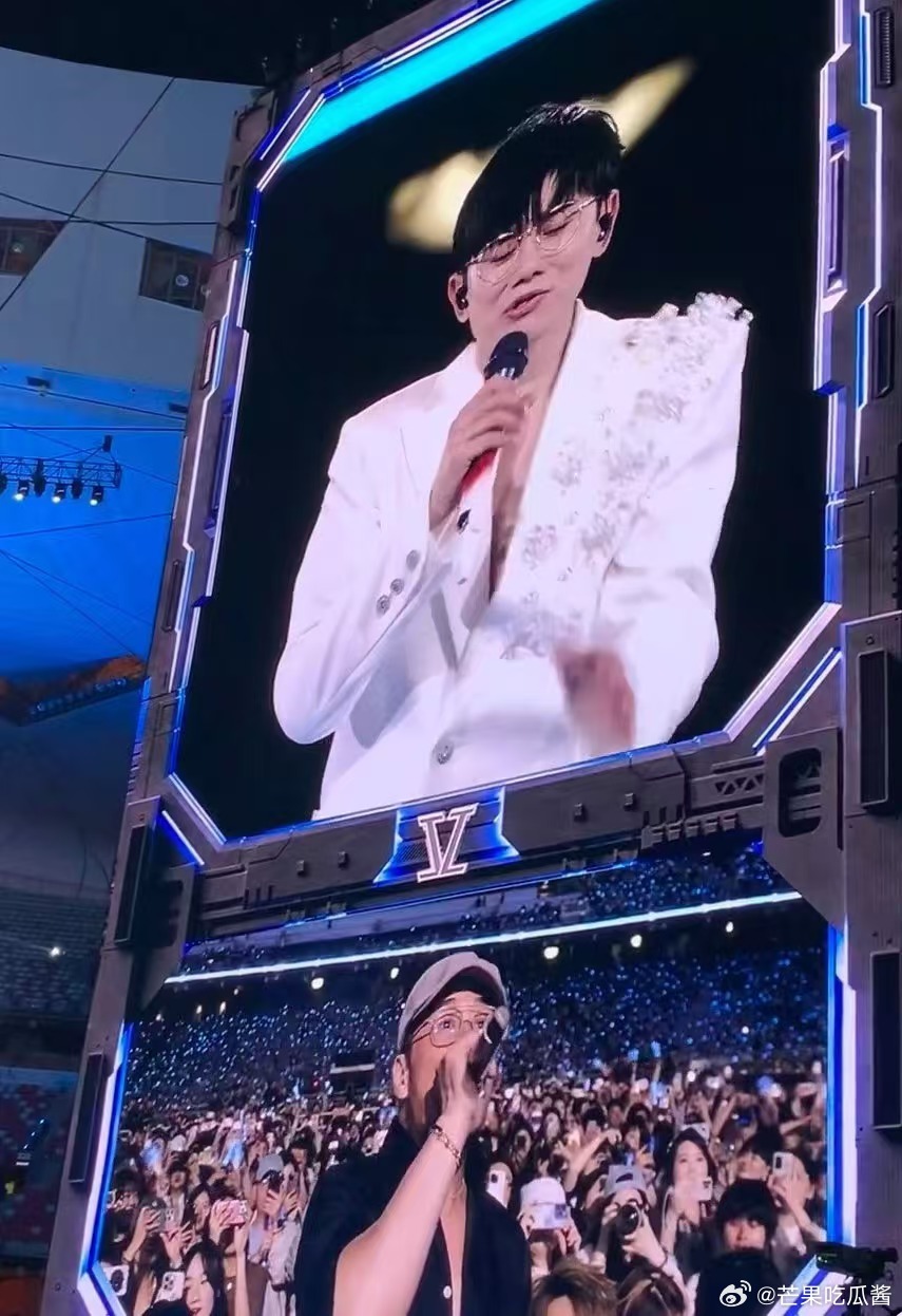 杨坤去了张杰演唱会 张杰和杨坤的友情简直羡煞旁人，这次合唱《无所谓》无疑是粉丝们