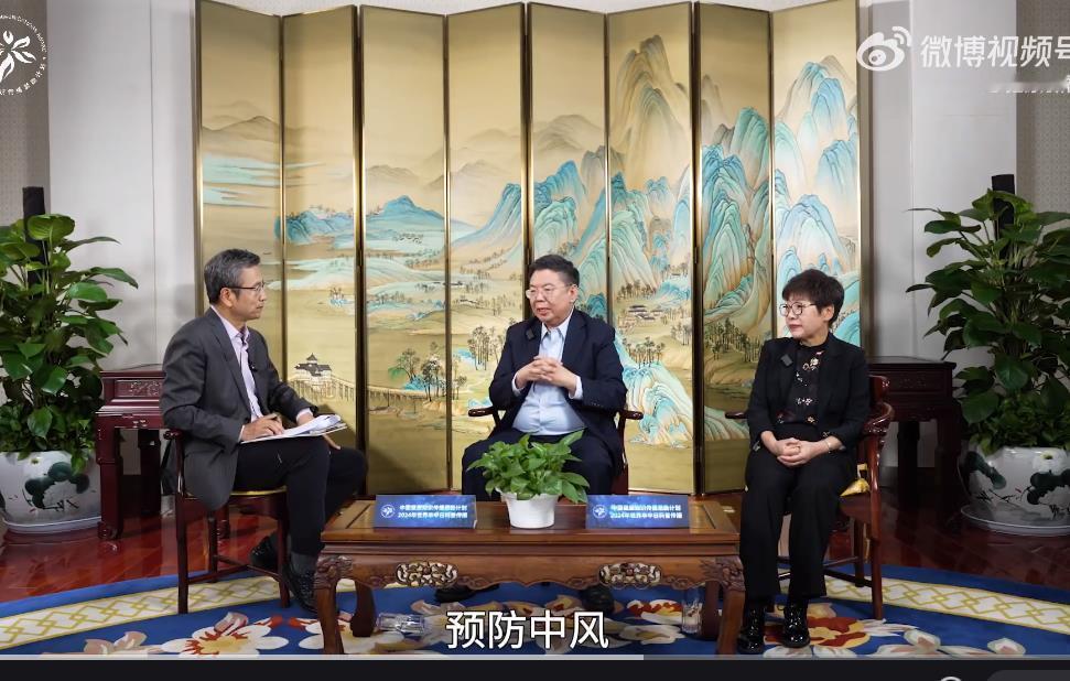 #照镜子多微笑可发现卒中迹象# 这是一个有趣的科学研究，通过观察面部表情的变化，