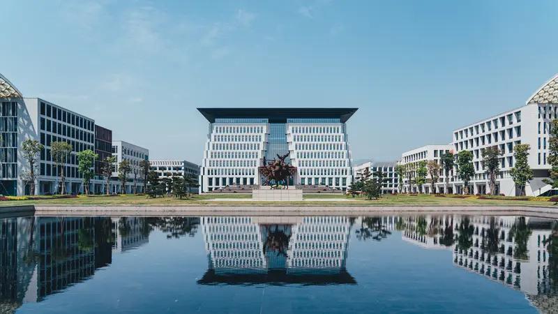 10月16日福耀玻璃公告，曹德旺辞任董事长，其子曹晖接任。这一交接引发诸多关注。