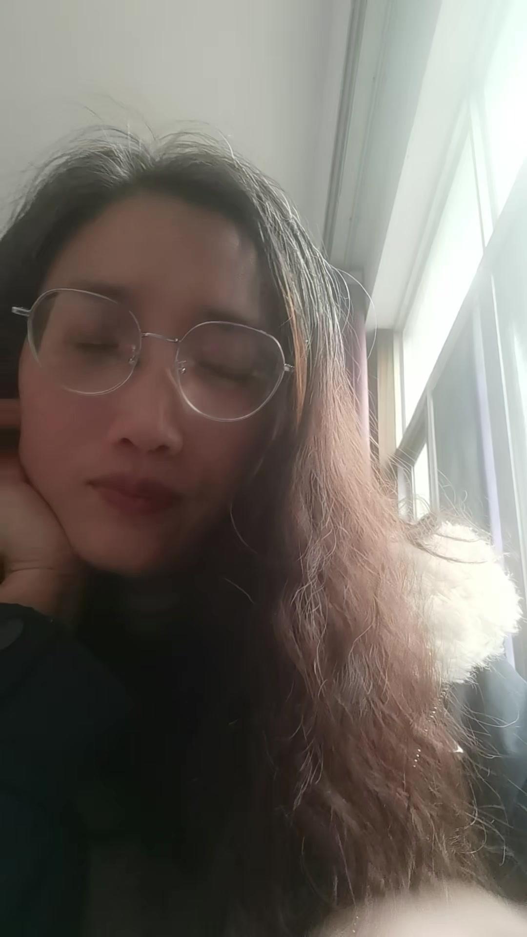 1️⃣洪晃点评太犀利！贬低自己抬高别人还谈贵族精神？
最近刷到洪晃的播客，简直被